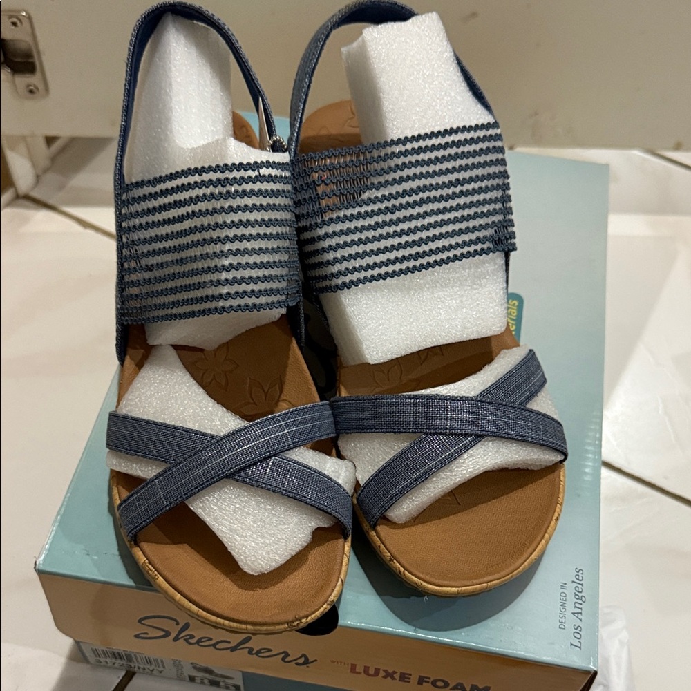 Skechers luxe foam Beverlee shoe in size 8 1/2 in navy color.